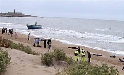 Yaklaşık 500 kişi taşıdığı belirtilen tekneden şu ana kadar 141 kişinin karaya &ccedil;ıkarıldığı a&ccedil;ıklandı. 250'ye yakın kişi ise halen kayıp.