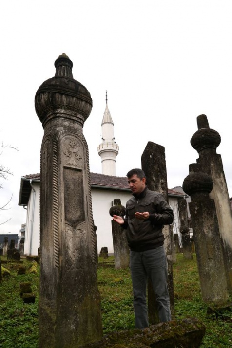 <p>Eski Yugoslavya'ya da başkentlik yapan Belgrad'ın Knez Mihaylova Caddesi, sokak sanatçıları, rengarenk kafeleri ve gözalıcı dükkanlarıyla dikkat çekiyor.</p>