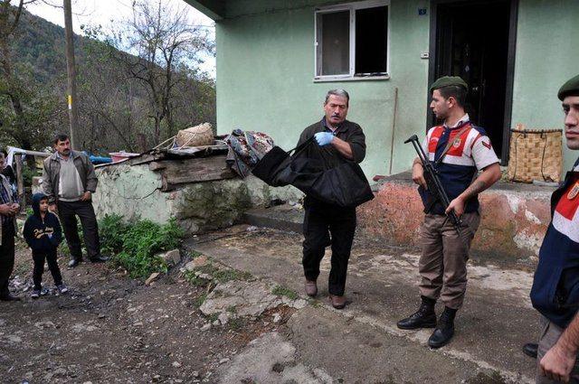 <p>Bartın'nın Özbaşı Köyü'nde, 2 katlı evde sobadan çıktığı tahmin edilen yangında 1 ve 2 yaşındaki iki kardeş yaşamını yitirdi.</p>