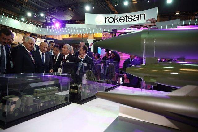 <p><strong>TEBER GÜDÜM KİTİ</strong></p>
<p>Topçu roketlerinin yanında taktik füze sistemlerinin de hem TSK, hem de yurt dışı dost ve müttefik ülkelerin silahlı kuvvetleri tarafından operasyonel olarak kullanıldığını belirten Özdamar, son dönemde geliştirilen füzelere ilişkin şu bilgileri verdi:</p>
<p>"2,75 inç CİRİT lazer güdümlü füzemiz, insansız hava araçlarından atılan MAM-L akıllı füzemiz, helikopterlerden, kara araçlarından ve hava platformlarından atılan uzun menzilli antitank füzelerimiz, kara araçlarından, tripoddan atılan orta menzilli antitank füzelerimiz, savaş uçaklarından atılan 250 kilometre menzilli stand-off SOM füzesi, hava araçlarından, savaş uçaklarından bırakılacak güdümsüz bombaları güdümlü hale getiren TEBER güdüm kitlerimiz, bu yıl içerisinde tamamı TSK envanterinde olacak."</p>