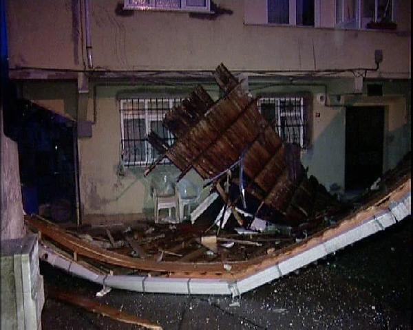 İstanbul'da sabahın erken saatlerinde etkili olmaya başlayan şiddetli rüzgar, çok sayıda ağacın devrilmesine ve çatıların uçmasına sebep oldu. Ev ve araçlarda maddi hasar meydana geldi.