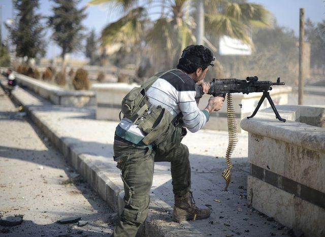 <p>Ankara, Rakka için Türk ve ABD askerlerinin yanısıra 9-10 bin kişilik ÖSO gücünden faydalanmayı da planlıyor. El Bab'ta bulunan 2500 kişilik ÖSO gücünün 1000'i Rakka operasyonunda da kullanılacak.</p>