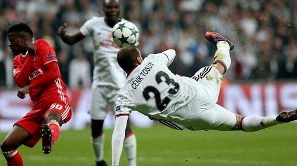 <p><strong>BEŞİKTAŞ'IN EŞSİZ YETENEĞİ</strong><br />
<br />
Zaman zaman Tosiç/Atınç ve Fabri’ye de baskı yapacaklardır. Beşiktaş eğer topu geriden çıkarırken yeterli pas opsiyonu bulmazsa işleri zorlaşır. Ancak Beşiktaş’ın 70 dakika işler kötü bile gitse her şartta geri dönebilmek gibi eşsiz bir yeteneği olduğunu da unutmamak lazım...</p>
