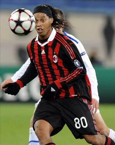 RONALDINHO Dünyanın gözünü çevirdiği futbolcu olmadığı yıllarda Diyarbakır'a önerildi, ancak yönetimden onay çıkmadı. Gremio forması giyerken Galatasaray'ın da gündemine geldi, ama 3 milyon dolarlık bonservisi transfere engel oldu.