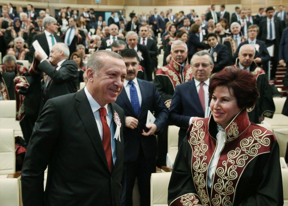 <p>Düzenlenen törene katılan Cumhurbaşkanı Recep Tayyip Erdoğan, Danıştay Başkanı Zerrin Güngör ile sohbet etti.</p>
