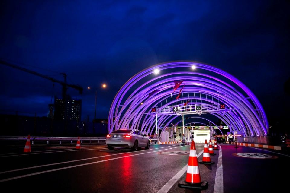 <p>Fatih Sultan Mehmet ve 15 Temmuz Şehitler Köprülerindeki trafik yoğunluğunu büyük ölçüde azaltması beklenen tünel, şimdilik her gün 07.00-21.00 saatlerinde kullanılabilecek. </p>

<p> </p>
