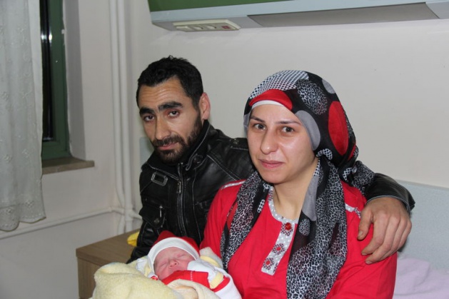 <p><span>Sivas'ta yılın ilk bebeği "Didem Ecrin" oldu . Sivas Valisi Zübeyir Kemelek, Sivas'ta 00.05'te dünyaya gelen yılın ilk bebeğine altın hediye etti.Sivas'ta 2014 yılının ilk bebeği, saat 00.05'te Devlet Hastanesi Kadın Doğum Servisi'nde dünyaya geldi. Veysel ve Fatma Toker çiftinin "Didem Ecrin" ismini verdiği 3 kilo ağırlığındaki bebeğe Vali Kemelek'in eşi Zehra Kemelek, altın armağan etti.</span></p>