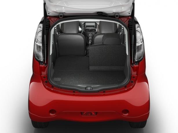 <p>Model son derece sessiz bir elektrikli motor ile donatılmış. Üzerinde yüksek enerji yoğunluklu lityum-iyon pili bulunan İ-Miev 0-100 Km/s hızlanmasını 15.9 saniyede tamamlarken maksimum 160 km menzil sunuyor.</p>