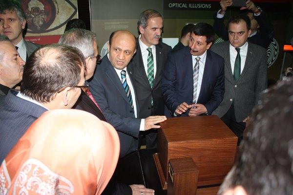 Bakan ve beraberindeki ziyaretçiler merkezi gezerek bilgi aldılar.