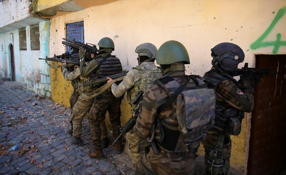 <p>Sur'da 28 Kasım'da başlatılan PKK'ya yönelik operasyonlarda 271 terörist etkisiz hale getirildi. Toplam 359 el yapımı patlayıcı imha edildi.</p>
<p> </p>