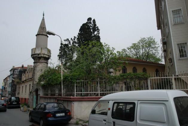 Ancak işinin o kadar ehlidir ki civarda 'sosyete berberi' diye anılır ve çok fazla ücret ister. Bu nedenle 'parayı çok seven berber' diye söz edilir kendisinden. Üçbaş Camii'ni yaptırdığında herkes çok şaşırır. "Sen parayı çok severdin, nasıl oldu da cami yaptırdın?" diye sorarlar. O da şu cevabı verir: "Parayı çok severim doğru, ama işin ucunda ölüm var. Öldükten sonra da parayı yanımda götürmek için cami yaptırdım."