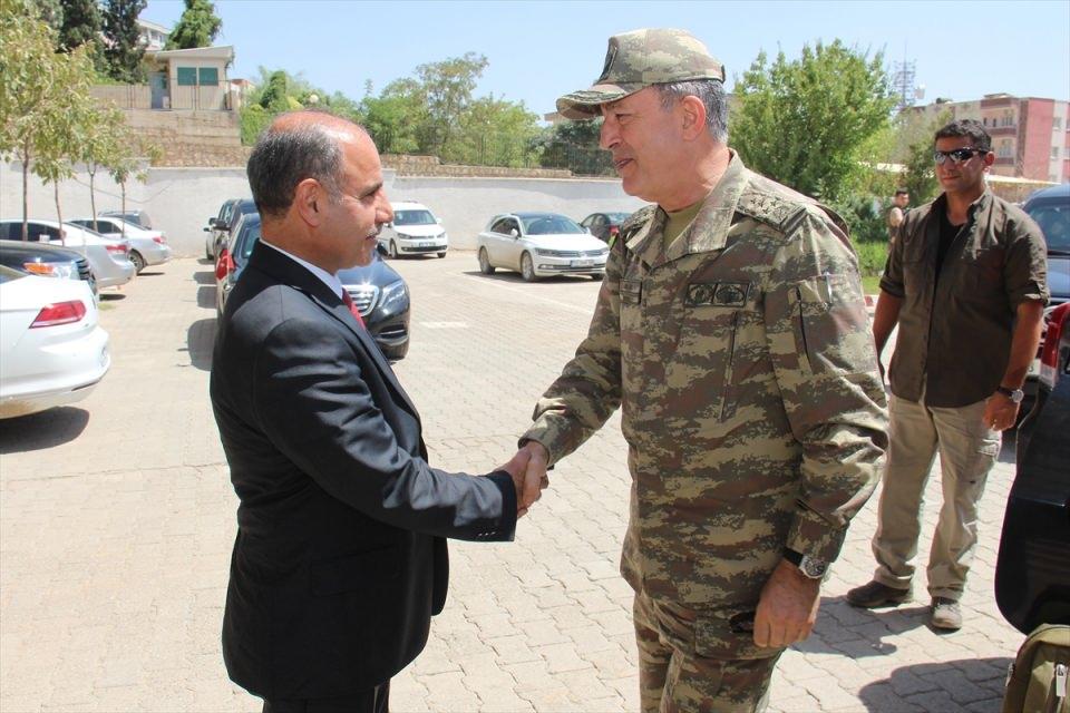 <p>Genelkurmay Başkanı Orgeneral Hulusi Akar (Sağda) ve kuvvet komutanları temaslarda bulunmak üzere Şırnak'a geldi. Akar ve beraberindekileri Şırnak Valisi Mehmet Aktaş , Vali Yardımcısı Ali Arıkan, 23.Jandarma Tümen Komutanı Tümgeneral Veli Tarakçı ve Emniyet Müdürü Ömer Uslusoy karşıladı.</p>
<p> </p>