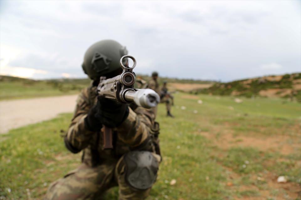 <p>Türk ordusunun terörle mücadelede "profesyonel" kısmını oluşturan sözleşmeli erler, Isparta'daki Terörizmle Mücadele Eğitim ve Tatbikat Merkezi'nde 11 haftalık yoğun komando eğitiminden geçerek terör örgütlerinin korkulu rüyası haline geliyor.</p>
