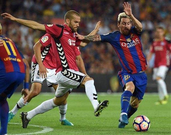 <p>756 milyon Euro'luk değeriyle tarihinin en pahalı kadrosunu kuran Barcelona, toplam değeri 40 milyon Euro'yu bile bulmayan (39.5 milyon Euro) Deportivo Alaves'e kendi sahasında 2-1 yenilmekten kurtulamadı.</p>