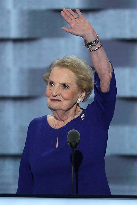 <p><strong>Madeleine Albright</strong></p>

<p>Birleşik Devletler Sekteri statüsüne giren ilk kadın.</p>
