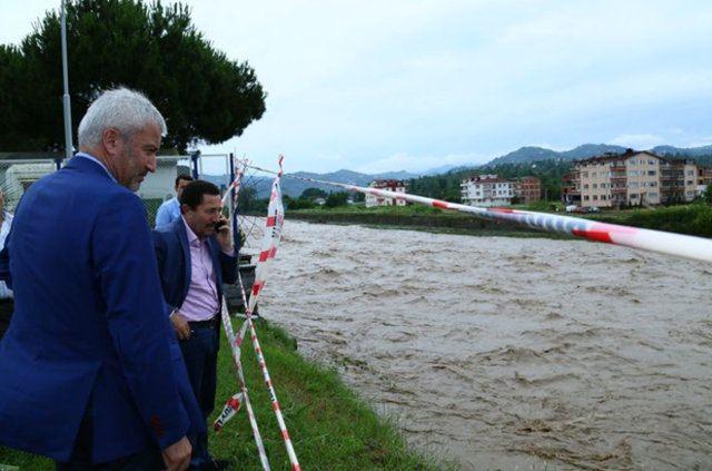 <p>"Bölgede 12-13 kişilik heyetin mahsur kalma durumu vardı. Onlar biraz önce kurtarıldı. Sahil güvenlik ve Genelkurmay Başkanlığından helikopter istemiştik."</p>
<p> </p>