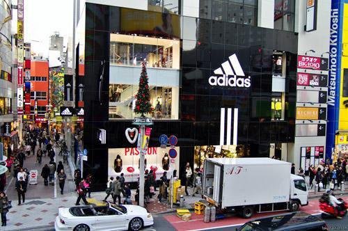 3- adidas Nike’ın en büyük rakibi adidas 2012 yaz aylarında gerçekleştirilen en büyük iki spor organizasyonu olan Olimpiyatlar ve Avrupa Futbol Şampiyona’sının resmi spor giyim markasıydı. adidas, 6.8 milyar dolarlık marka değeriyle bu kategorinin üçüncü sırasında yer aldı.