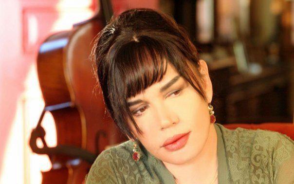 <p>Sezen Aksu- Ünlü şarkıcı da Cerrahi Tekkesi'ne takılanlar arasında... </p>