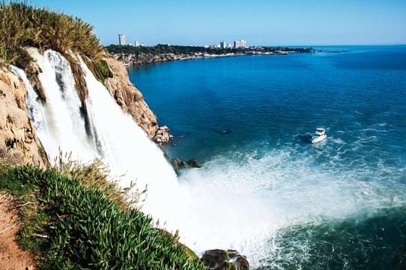 <p><strong>DÜDEN ŞELALELERİ / ANTALYA </strong>Şehir merkezine sadece 10 km. uzaklıktaki iki şelale Konyaaltı ve Lara arasında Akdeniz’in mavisiyle buluşuyor. Şelalelerin büyüğü Aşağı Düden 50 metreden gürültüler çıkararak dökülüyor. 15 km. uzaklıktaki Yukarı Düden şelalesi ise altında bir mağarayı gizliyor. Merkez.</p>

<p> </p>
