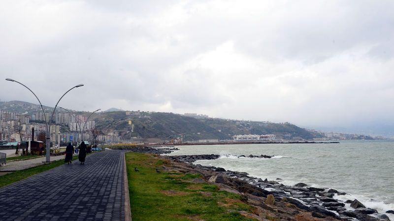 <p>Projenin planlandığı şekliyle sürdüğünü anlatan Gümrükçüoğlu, "Yaklaşık 800 bin metrekare alanda yapılacak yeni dolgu projesi ile dizayn edilecek sosyal ve kültürel mekanlarla Trabzon'a yeni yaşam alanları kazandırarak vatandaşların denizle buluşmalarını hedefliyoruz." dedi.</p>
<p> </p>
