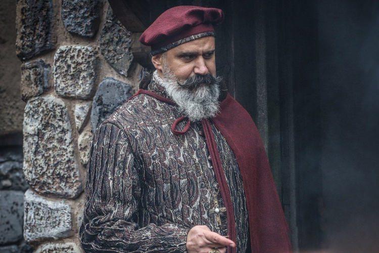 <p>Bu bilgeliği ve ustalığı nedeniyle dizide ona en uygun isim 'Haçaturyan Usta' demek yanlış olmaz sanırım.</p>
<p> </p>