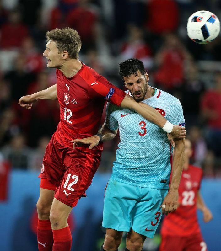 <p>L'Equipe ayrıca Çek Cumhuriyeti ile Türkiye arasında oynanan maçın, şampiyonada bugüne kadar oynanan en güzel ve zevkli maçlardan biri olduğunu vurgulayarak, "Burak Yılmaz'ın attığı gol ofsayt kokuyordu, ama golden önce tek başına gole gitmekte olan Arda da haksız bir ofsayt kararı ile durduruldu. Böylece ortada bir haksızlık kalmadı. Türk Milli Takımı'nın bir üst tura çıkma şansı ise kendi ellerinde değil. Diğer gruplarda oynanacak maçlar Türkiye'nin kaderini belirleyecek" ifadesini kullandı.</p>