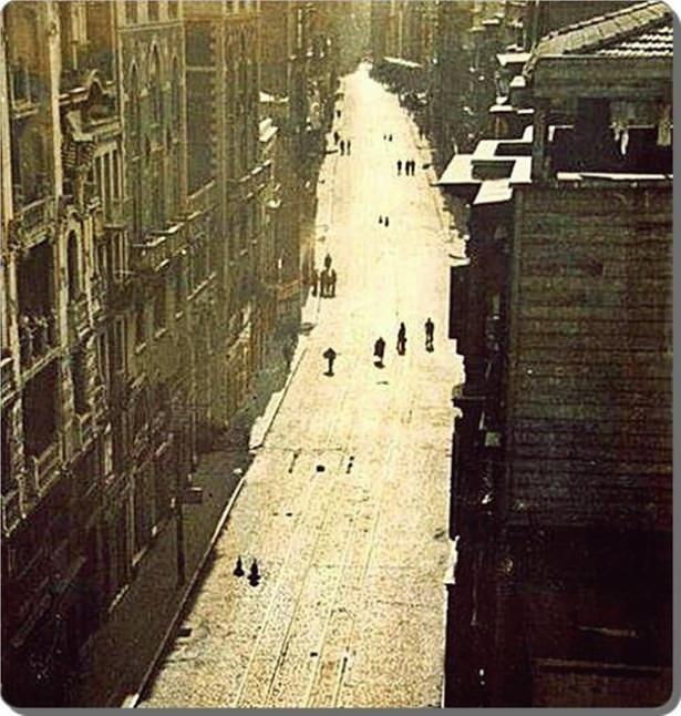 <p>Beyoğlu 1935, Nüfus sayımı günü </p>

<p> </p>
