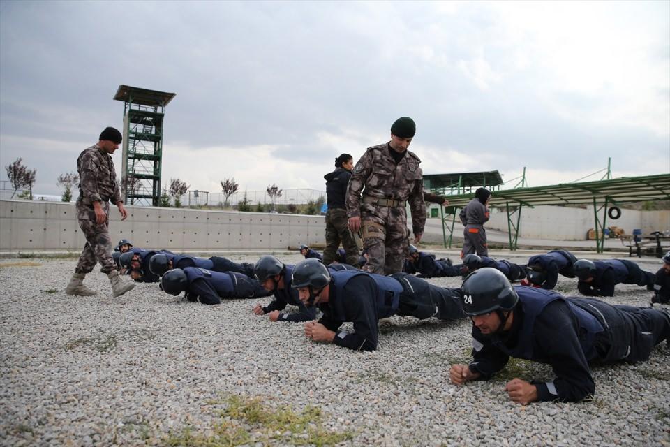 <p>Sabah aynı güzergahı yürüyerek Özel Harekat Dairesi Başkanlığına gelen kursiyerler, burada oluşturulan parkurda tünellerin içinden sürünerek geçti ve belirlenen hedeflere vararak görüntü aldı. </p>

