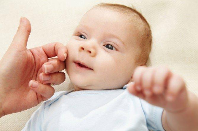 <p><strong>ARAMA- EMME REFLEKSİ</strong></p>

<p>Beslenme içgüdüsüyle beliren emme refleksinde bebeklerin dudak kenarlarına ya da yanaklarına dokunulduğunda bebek istemsizce yüzünü o tarafa doğru çevirir ve emmeye hazırlık yapar.</p>
