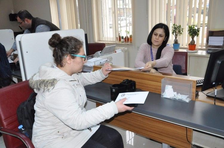 <p>Ayrıca, yoğunlukların karşılanması ve vatandaşlarımıza yeni kimlik kartlarının daha hızlı temini için Alo 199 hatlı randevu sistemimiz de bu düzenlemelerle uyumlu hale getirilmektedir."</p>
