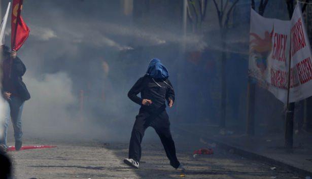 <p><strong>MASKE İLE GÖSTERİ YAPMAK SUÇ OLACAK</strong><br />
Gösterilerde, yüzünü kapatmak suç sayılacak. Gösteri alanına silahla girilmesine izin verilmeyecek. Gösteri alanına silahla girdiği saptananlara verilen ceza arttırılacak. </p>
