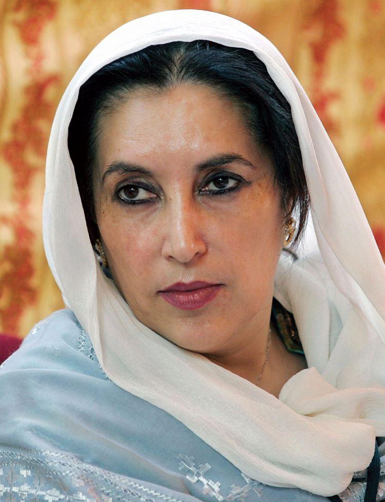 <p><strong>Benazir Bhutto (1953-2007)</strong></p>
<p>Müslüman bir ülkenin ilk kadın başbakanı oldu. Pakistan'ın diktatörlükten demokrasiye geçişini sağladı. Yoksulların ve kadınların haklarının gözetilmesinde ülkesine ve dünyaya örnek oldu.</p>