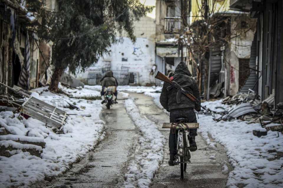 <p>Suriye'de uzun bir zamandan beri rejim güçlerinin hava ve kara saldırılarına maruz kalan başkent Şam'ın Cobar bölgesine yılın ilk karı yağdı.</p>
