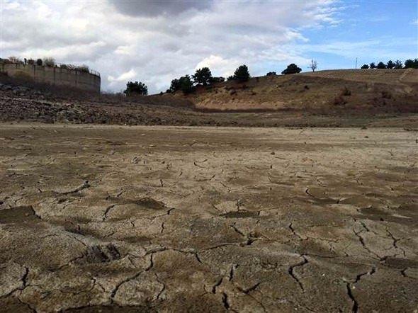 <p>Çiftçiler ise, 2017 yılı sulama sezonu için sonbahar ve kış mevsiminde barajların yeniden dolmasını umut ediyor. Meteoroloji Müdürlüğü’nden alınan bilgiye göre Çanakkale’de bu akşamdan itibaren yağışlı bir hava bekleniyor.</p>
<p> </p>