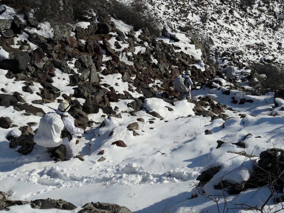 <p><strong>ELE GEÇİRİLEN SİLAH VE MALZEMELER</strong></p>

<p>Kent genelinde jandarmanın yaptığı bu operasyonlarda, terör örgütüne  ait 1 zagros keskin nişancı tüfeği, 2 dragonov keskin nişancı tüfeği, 13  kalaşnikof (AK-47) piyade tüfeği, 1 M-16 piyade tüfeği, 1 tabanca, 3 av tüfeği,  bin 555 kalaşnikof piyade tüfeği fişeği, 90 M-16 piyade tüfeği fişeği, 18 zagros  keskin nişancı tüfeği fişeği, 30 dragonov keskin nişancı tüfeği fişeği, bu  silahlara ait 76 şarjör, 13 RPG-7 roketatar mühimmatı, 11 el bombası, 76 el  yapımı patlayıcı, 8 anti personel mayın, 500 gram TNT kalıbı, 100 kilogram  amonyum nitrat, 136 büyük tüp, 72 küçük tüp, 3 telsiz, 1 hedef noktalayıcı, 1  güneş paneli ile çok sayıda örgütsel doküman ve yaşam malzemesi ele geçirildi.</p>
