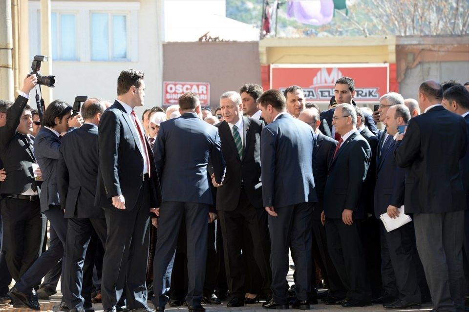<div>Cumhurbaşkanı Recep Tayyip Erdoğan, cuma namazını Burdur Ulu Cami'de kıldı. Erdoğan, cami girişi ve çıkışında kendisine sevgi gösterilerinde bulunan vatandaşları selamladı.</div>

<div> </div>
