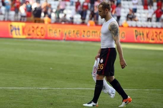 <p>Galatasaray, TT Arena’da ağırladığı lider Medipol Başakşehir’e 2-1 yenilerek zirve yarışında ağır bir yara aldı.</p>