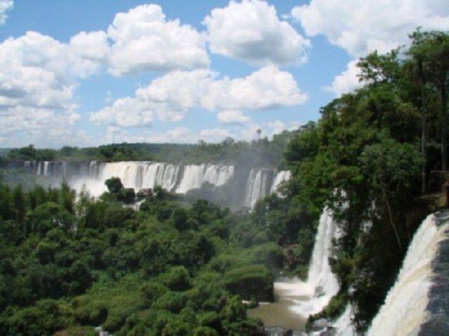 <p>Karasal Alan km²<br />
Ekvador<br />
276.841</p>