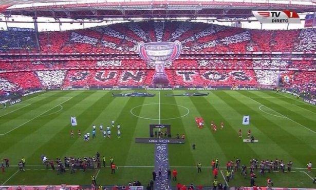 <p>Benfica taraftarlarından, Porto maçında çılgın koreografi...</p>
