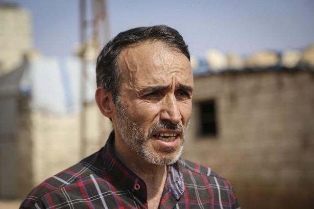 <p><strong> "Türkiye'nin yardımlarıyla ayaktayız"</strong><br />
​Suriye'nin İdlib kentinden sekiz kişilik ailesiyle gelen Hasan Hacı Yusuf (48), AA muhabirine, üç yıldır kaldıkları çadırda yaşamın oldukça zor olduğunu anlatarak, şunları söyledi:</p>
