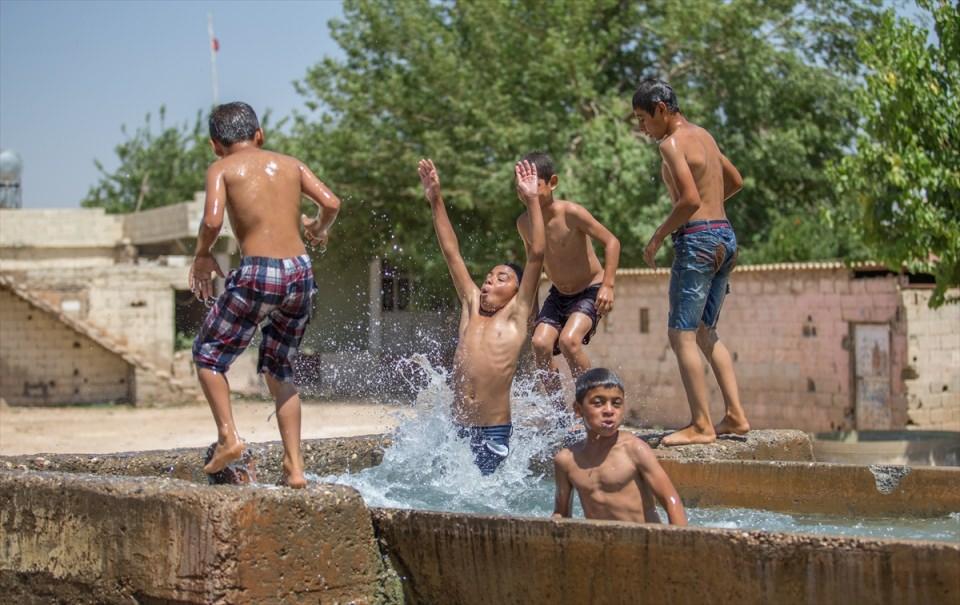 <p>Kentte sıcaktan bunalan kimi vatandaşlar, park ve bahçe gibi alanlarda vakit geçirirken, kırsal alanlarda yaşayan çocuklar ise boğulma tehlikesine aldırmadan serinlemek için sulama kanallarını tercih ediyor. </p>

<p> </p>
