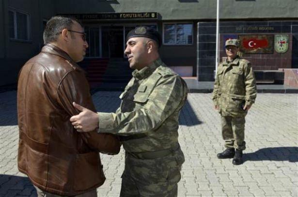 <p>Tüm ülkeyi yasa boğan saldırının ardından şehitler memleketlerinde gözyaşları arasında toprağa verilirken, şehitlerin acısını yüreğinde taşıyan Gürdal ailesi, Genelkurmay Başkanlığı'ndan 2007'de Dağlıca'da şehit düşen Uzman Çavuş Selçuk Gürdal'ın birliğini ziyaret etmek istedi.</p>