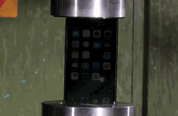 <p>JerryRigEverything yeni iPhone modelini, yaktı, keskin bir cisimle çizdi, ve 'bending test'e tabi tuttu.</p>

<p> </p>

<p>(Suya dayanıklı olan iPhone 7'nin belirli bir güce karşı koyamadığı aşikar)</p>
