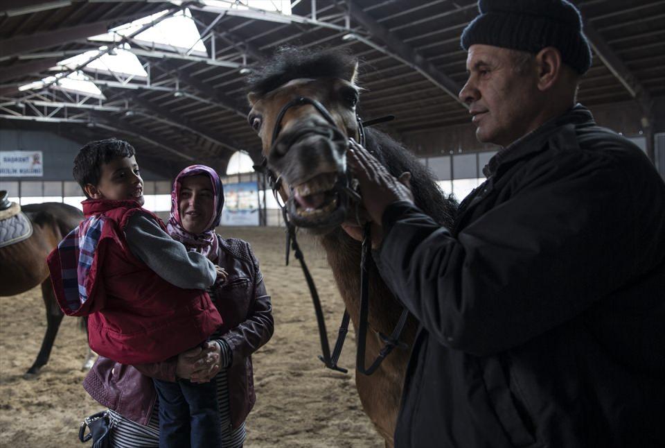 <p>İrem Koç Özel Eğitim ve Rehabilitasyon Merkezinin öğrencilerine verilen hipoterapi seanslarında, çocukların, vücut kontrollerini geliştirmelerine yönelik uygulamalar yapılıyor. </p>
<p> </p>