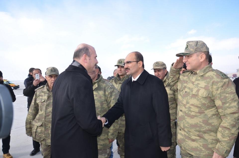 <p>İçişleri Bakanı Süleyman Soylu, Hakkari’nin Yüksekova ilçesinde bir dizi ziyarette bulundu.</p>
<p> </p>
