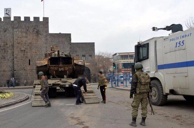 <p>Diyarbakır'ın Sur İlçesi'nde PKK'lı teröristlerin roketatarla düzenlediği saldırıda 2 uzman çavuş yaralanırken, tuzaklanmış bir bomba güvenlik güçleri tarafından imha edildi. </p>

<p> </p>
