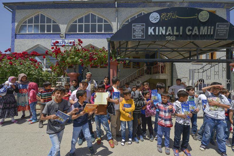 <p>"Daha önce de Diyarbakır ve Gaziantep'e gitmiştim. Bu bölgedeki kardeşlerimizin ne kadar sıcak yürekleri, sevgi dolu olduğunu gördüm. Kardeşlerimizin Kur'an'a ve ramazana rağbeti beni şahsen çok mutlu etti. Bizi de çok güzel karşıladılar. Emeği geçen herkese çok teşekkür ederiz. İyi ki gelmişim." </p>
<p>İzmir Hafızlık Kur'an Kursu'nda görev yapan Elif Kayıtsız da ilk defa Van'a geldiğini ve çok mutlu olduğunu anlattı.</p>