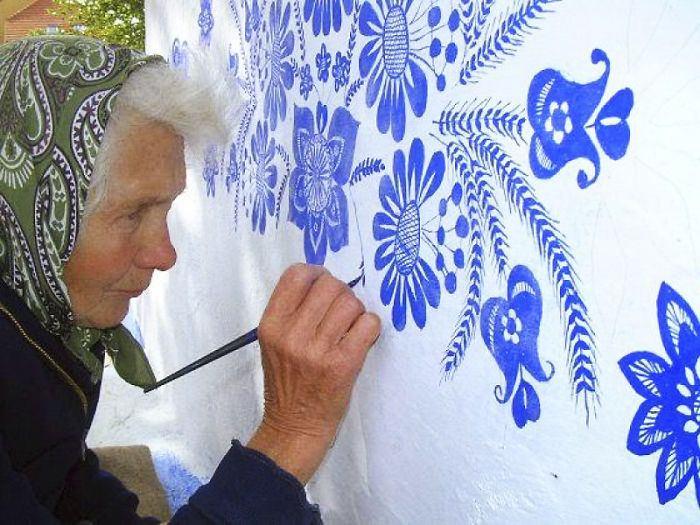 <p>90 yaşındaki Anezka Kasparkova adlı kadın, köyünü sanat galerisine dönüştürdü. </p>
