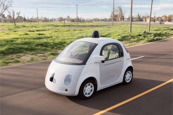 <p>Google, 6 yıldır üzerinde çalıştığı ve gelişim süreci devam eden sürücüsüz otomobil projesi kapsamında üretilen prototip aracı gazetecilere tanıttı. Sürücüsüz otomobil projesine ilişkin Silikon Vadisi laboratuvarlarına davet ettiği gazetecilerin sorularını yanıtlayan Google yetkilileri, ardından gazetecileri prototip araçla sürüşe çıkardı.</p>

<ul>
</ul>
