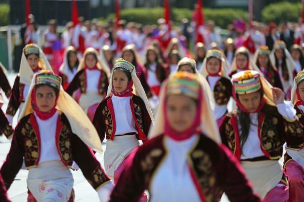 <p>23 Nisan Ulusal Egemenlik ve Çocuk Bayramı dolayısıyla Türkiye'nin illerinde büyük coşku vardı. Düzenlenen törenler, oynanan oyunlar 23 Nisan'da ortaya güzel görüntüler çıktı. İşte Türkiye'den 23 Nisan manzaraları.</p>
